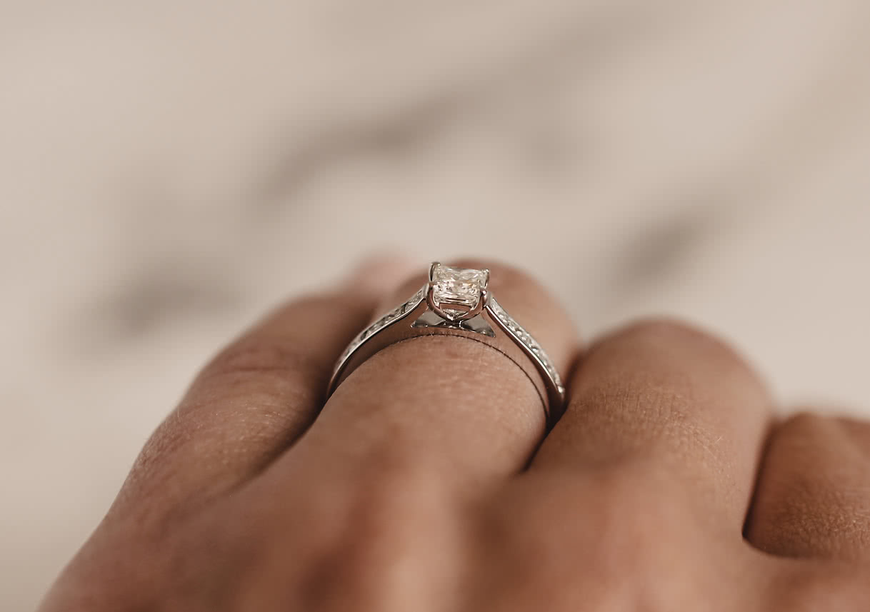 Fannie grande | Engagement ring | Side-stone ring with diamonds 