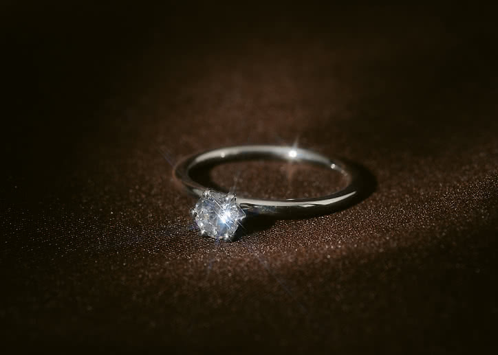 Solitaire engagement ring in 18K white gold & a lab-grown diamond from VANBRUUN
