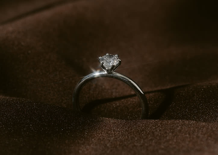 Solitaire engagement ring in 18K white gold & a lab-grown diamond from VANBRUUN