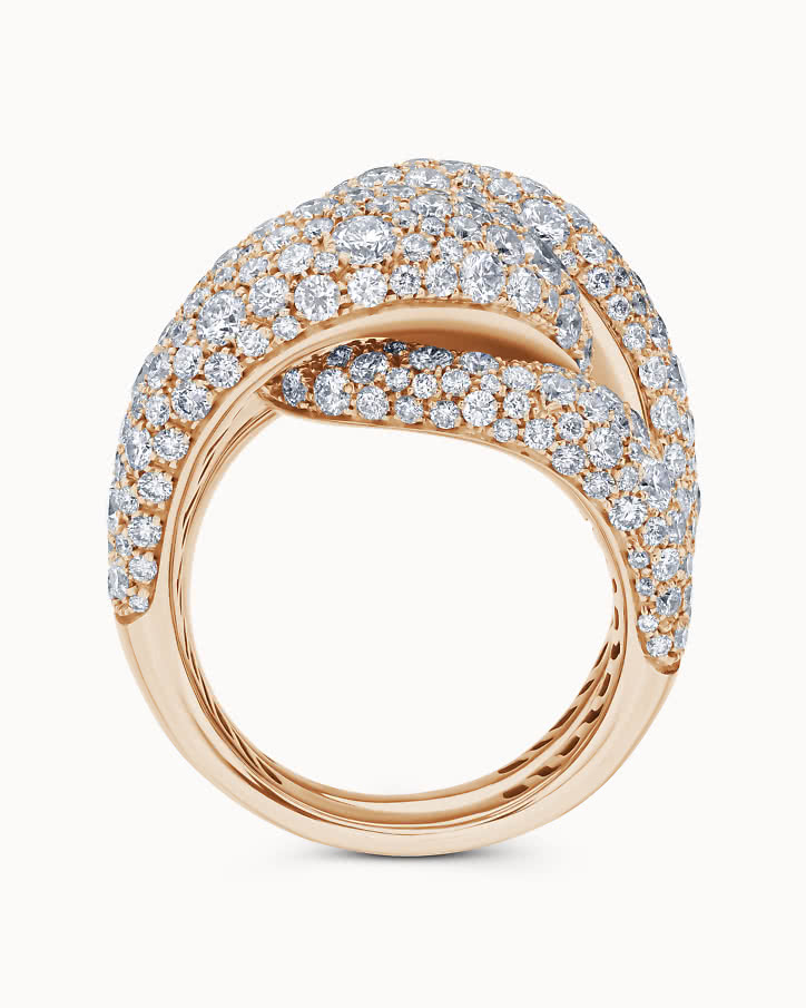 Bågformad statement ring i 18K roséguld med flera labbodlade diamanter i pavéinfattning Cannes från VANBRUUN