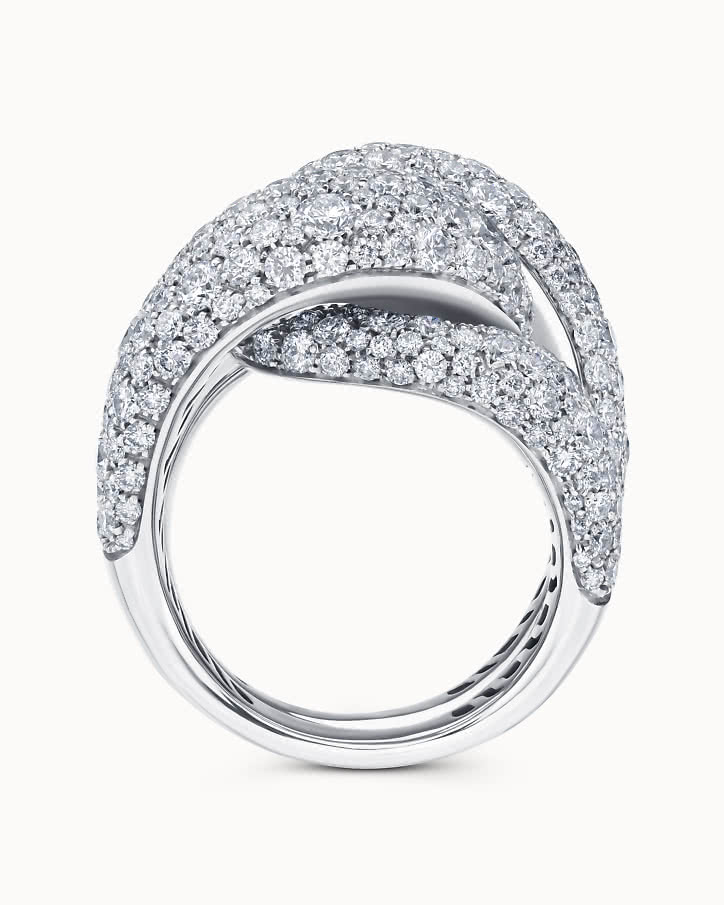 Bågformad statement ring i 18K vitguld med flera labbodlade diamanter i pavéinfattning Cannes från VANBRUUN