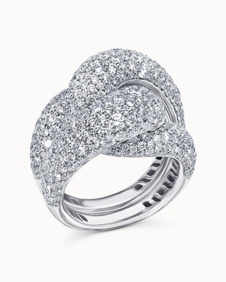 Bågformad statement ring i 18K vitguld med flera labbodlade diamanter i pavéinfattning Cannes från VANBRUUN