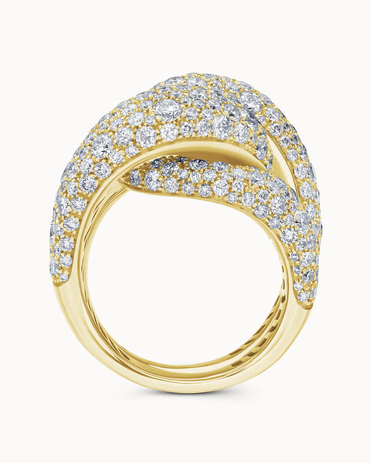 Bågformad statement ring i 18K gulguld med flera labbodlade diamanter i pavéinfattning Cannes från VANBRUUN