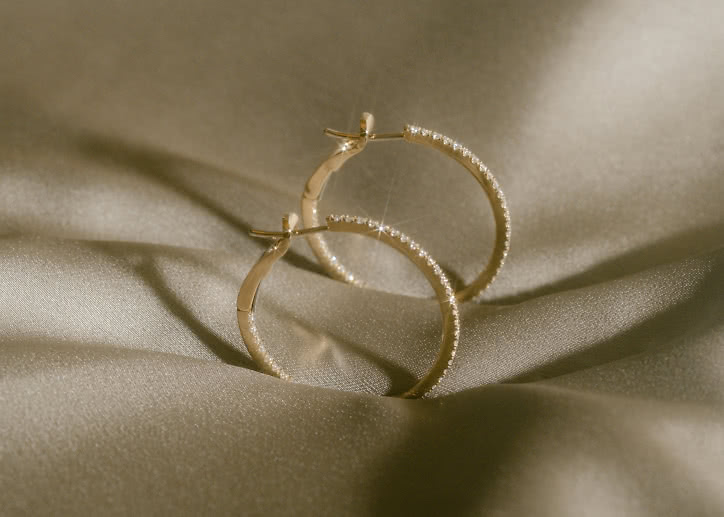 Round hoop earrings in 18K gold with lab-grown diamonds