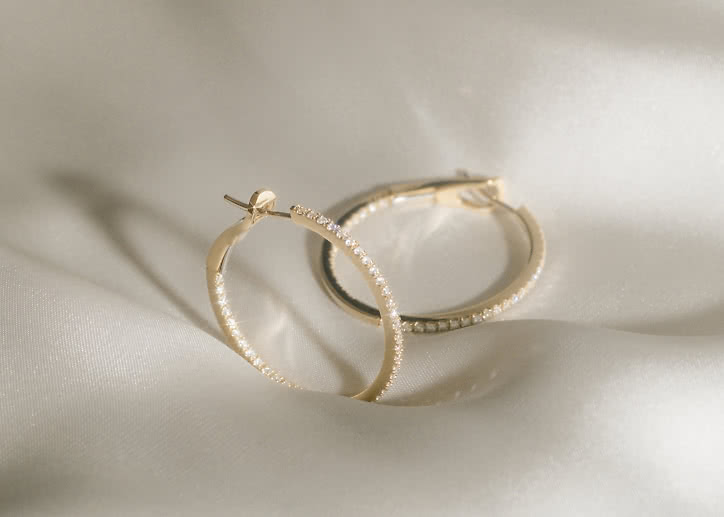 Round hoop earrings in 18K gold with lab-grown diamonds