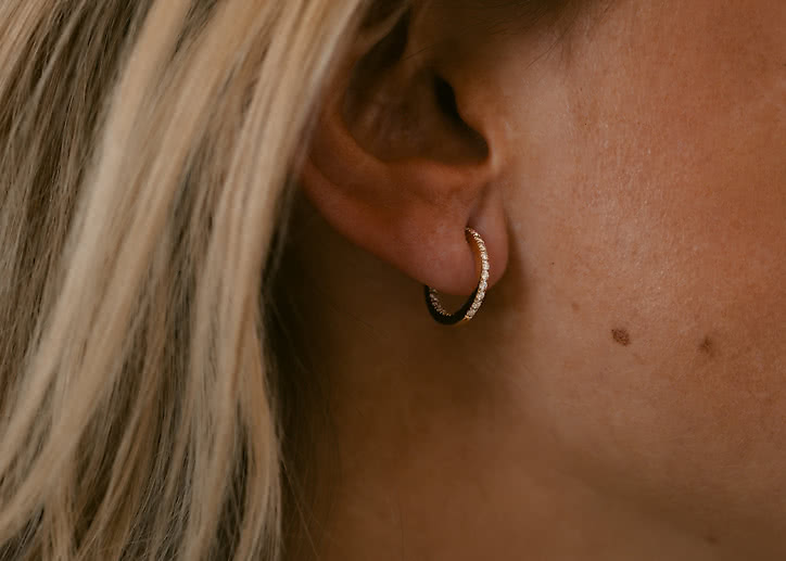 Round hoop earrings in 18K gold with lab-grown diamonds