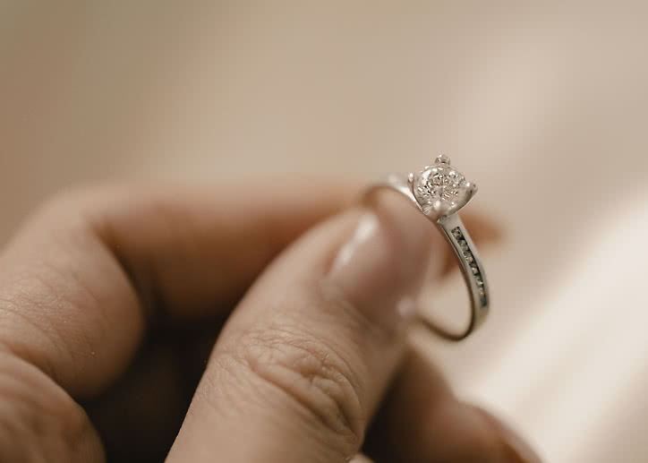 Side stone ring in 18K white gold with a 0.5-carat center diamond from VANBRUUN