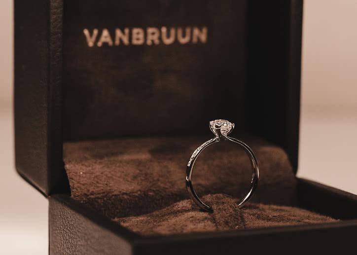 Side stone ring in 18K white gold with a 0.5-carat center diamond from VANBRUUN
