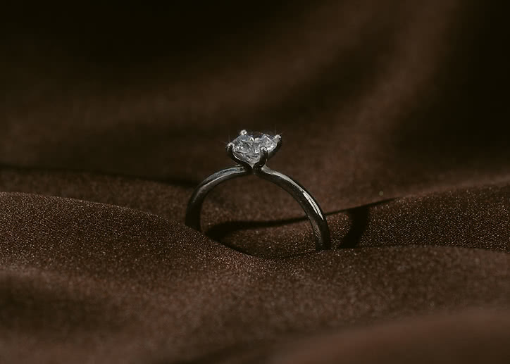 Cora solitaire ring 18K white gold & lab-grown diamond from VANBRUUN