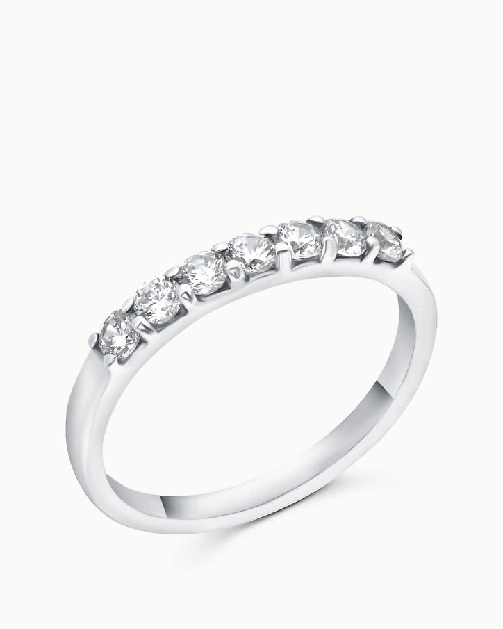 Eleonora i 18K vitguld med sju stycken lika stora labbodlade diamanter från VANBRUUN