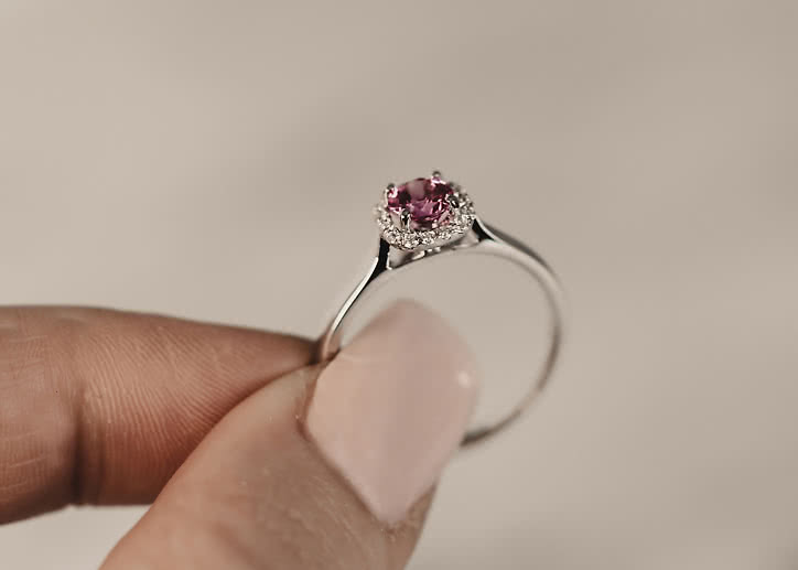 Halo ring with pink sapphire in 18K white Gold - Engagement ring from VANBRUUN
