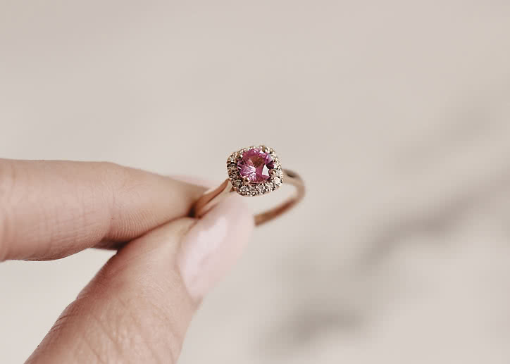Halo ring with pink sapphire in 18K yellow Gold - Engagement ring from VANBRUUN