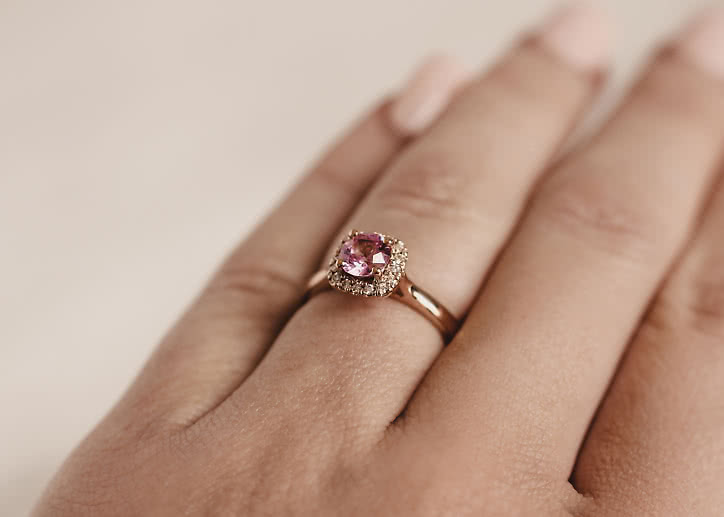 Halo ring with pink sapphire in 18K yellow Gold - Engagement ring from VANBRUUN