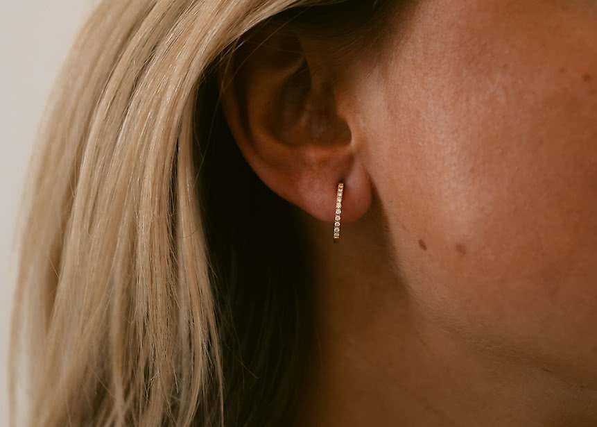 Round hoop earrings in 18K gold with lab-grown diamonds
