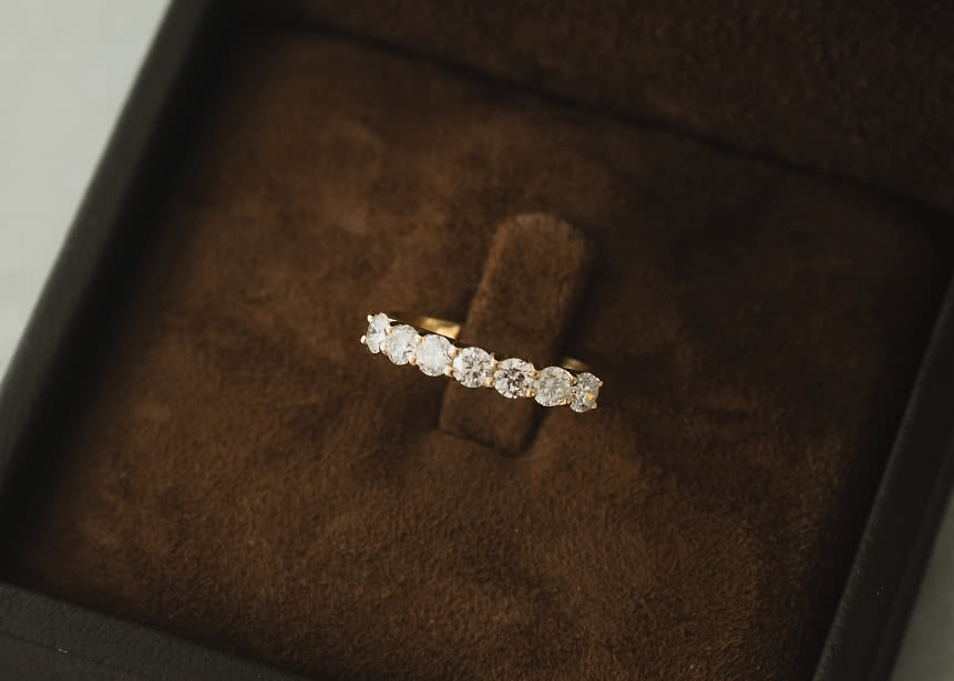 Eleonora i 18K gulguld med sju stycken lika stora labbodlade diamanter från VANBRUUN