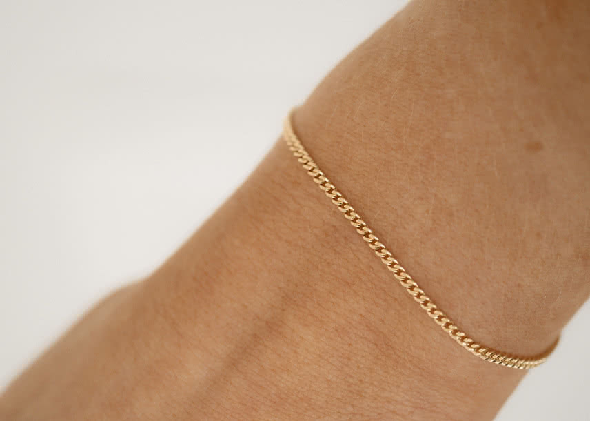 Delicate curb chain bracelet in 18K gold, 1.6 mm wide, from VANBRUUN